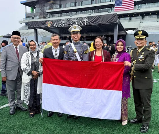 Letnan Dua (Inf) Roosevelt Purba dilantik sebagai perwira di Akademi Militer AS, West Point. Foto Dinas Penerangan TNI AD. Letnan Dua (Inf) Roosevelt Purba dilantik sebagai perwira di Akademi Militer AS, West Point. Foto Dinas Penerangan TNI AD.