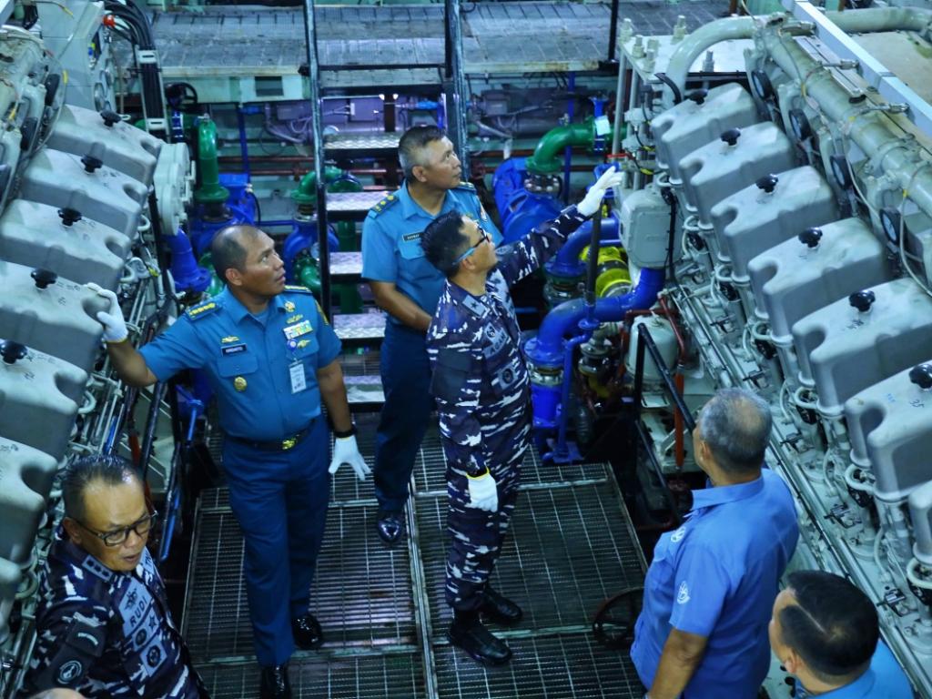 PANGKOARMADA II TERIMA PENYERAHAN KRI TELUK SANGKULIRANG-542 PASCA RE-POWERING