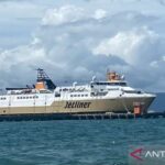 Kapal PT Pelni yang berlabuh di Pelabuhan Raha, Sulawesi Tenggara. Foto Antara