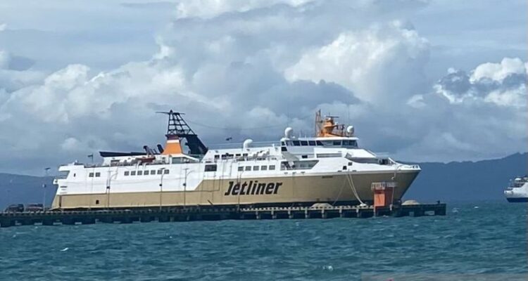 Kapal PT Pelni yang berlabuh di Pelabuhan Raha, Sulawesi Tenggara. Foto Antara