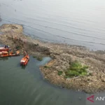 Ilustrasi foto udara petugas mengangkut sampah yang mengendap di perairan laut Jakarta, Rabu (3/6/2026). Foto Antara