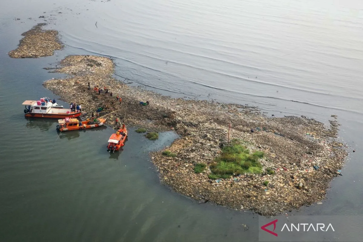 Ilustrasi foto udara petugas mengangkut sampah yang mengendap di perairan laut Jakarta, Rabu (3/6/2026). Foto Antara Ilustrasi foto udara petugas mengangkut sampah yang mengendap di perairan laut Jakarta, Rabu (3/6/2026). Foto Antara