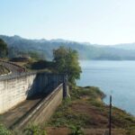 Warga menikmati pemandangan di sekitar Waduk Wonorejo, Tulungagung, Jawa Timur, Senin (29/6/2026). Memasuki musim kemarau, elevasi muka air Bendungan Wonorejo mulai turun menjadi 169,74 meter, namun Perum Jasa Tirta I memastikan ketersediaan air baku dan irigasi bagi lebih dari 7 ribu hektare lahan pertanian di Tulungagung dan sekitarnya tetap aman hingga akhir 2026 melalui pengaturan alokasi air waduk. Foto Antara