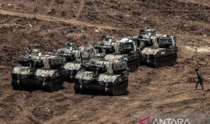 Arsip foto - Pergerakan kendaraan militer dan tank Israel terpantau di sekitar desa al-Aadaissah, dekat perbatasan Lebanon-Israel, pada 13 Mei 2026. Sejak militer Israel melancarkan serangan udara intensif terhadap Lebanon pada 2 Maret, ketegangan di sepanjang perbatasan terus berlanjut meskipun telah ada gencatan senjata. Foto Antara