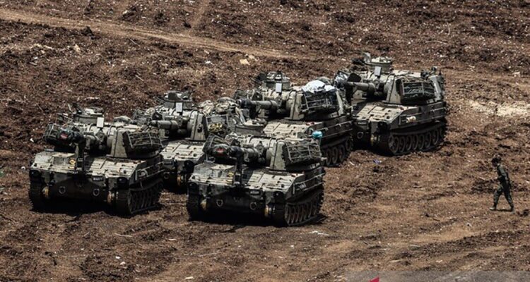Arsip foto - Pergerakan kendaraan militer dan tank Israel terpantau di sekitar desa al-Aadaissah, dekat perbatasan Lebanon-Israel, pada 13 Mei 2026. Sejak militer Israel melancarkan serangan udara intensif terhadap Lebanon pada 2 Maret, ketegangan di sepanjang perbatasan terus berlanjut meskipun telah ada gencatan senjata. Foto Antara