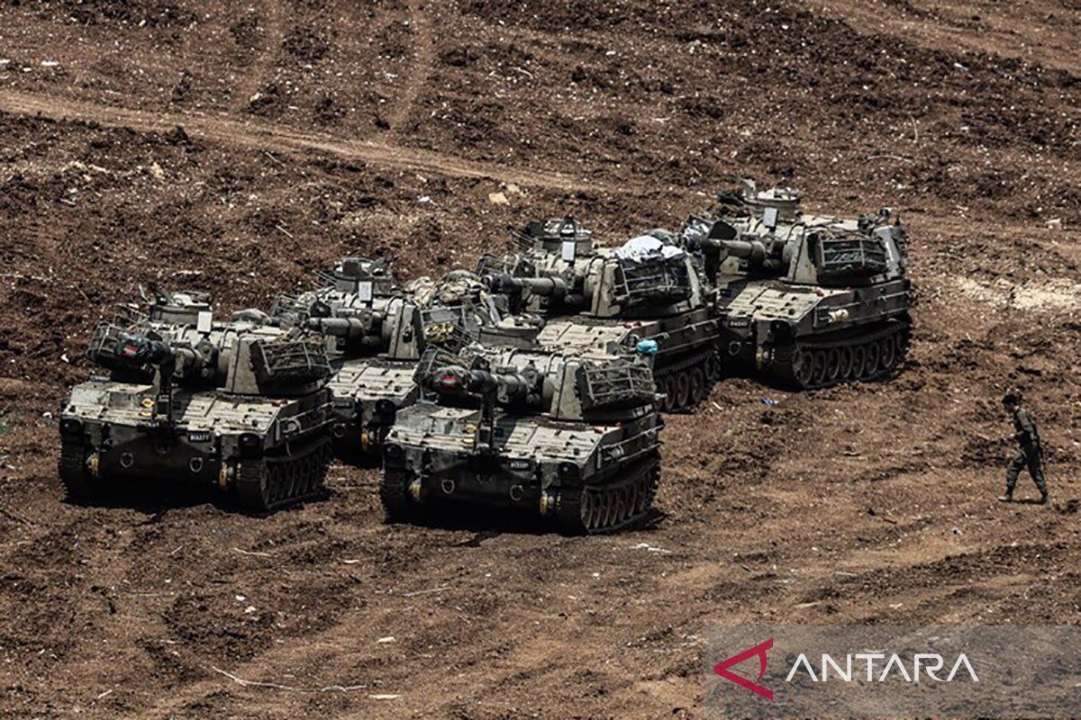 Arsip foto - Pergerakan kendaraan militer dan tank Israel terpantau di sekitar desa al-Aadaissah, dekat perbatasan Lebanon-Israel, pada 13 Mei 2026. Sejak militer Israel melancarkan serangan udara intensif terhadap Lebanon pada 2 Maret, ketegangan di sepanjang perbatasan terus berlanjut meskipun telah ada gencatan senjata. Foto Antara