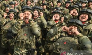 Anggota Komponen Cadangan (Komcad) melakukan yel-yel usai Upacara Penutupan Latsarmil Komcad ASN Kementerian/Lembaga Gelombang I di Lanud Halim Perdana Kusuma, Jakarta, Jumat (5/6/2026). Upacara diikuti sebanyak 1.758 peserta Latsarmil Komponen Cadangan (Komcad) aparatur sipil negara (ASN) Kementerian dan Lembaga Gelombang Pertama Tahun 2026 yang telah ditetapkan sebagai bagian dari kekuatan bela negara. Foto Antara