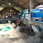 Aktivitas sejumlah nelayan di Pantai Melase, Kabupaten Lombok Barat, Provinsi Nusa Tenggara Barat, sedang memperbaiki jaring, Minggu (3/5/2026). Foto Antara