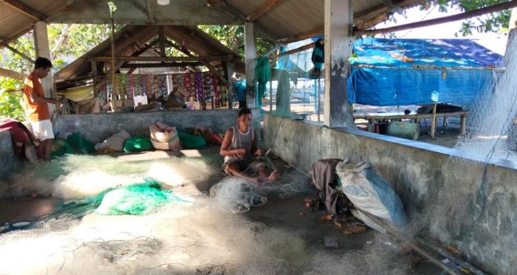 Aktivitas sejumlah nelayan di Pantai Melase, Kabupaten Lombok Barat, Provinsi Nusa Tenggara Barat, sedang memperbaiki jaring, Minggu (3/5/2026). Foto Antara