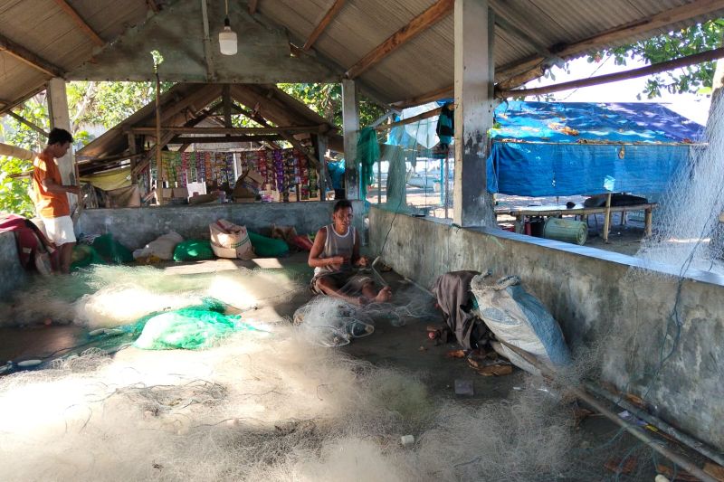 Aktivitas sejumlah nelayan di Pantai Melase, Kabupaten Lombok Barat, Provinsi Nusa Tenggara Barat, sedang memperbaiki jaring, Minggu (3/5/2026). Foto Antara