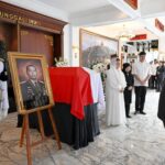 Presiden Prabowo Subianto memberikan penghormatan terakhir kepada almarhum Jenderal TNI (Purn) Ryamizard Ryacudu dalam upacara persemayaman dan pelepasan jenazah di Kantor Kementerian Pertahanan, Jakarta pada Senin (1/6/2026). Foto Antara