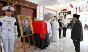 Presiden Prabowo Subianto memberikan penghormatan terakhir kepada almarhum Jenderal TNI (Purn) Ryamizard Ryacudu dalam upacara persemayaman dan pelepasan jenazah di Kantor Kementerian Pertahanan, Jakarta pada Senin (1/6/2026). Foto Antara