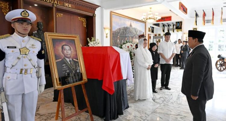 Presiden Prabowo Subianto memberikan penghormatan terakhir kepada almarhum Jenderal TNI (Purn) Ryamizard Ryacudu dalam upacara persemayaman dan pelepasan jenazah di Kantor Kementerian Pertahanan, Jakarta pada Senin (1/6/2026). Foto Antara
