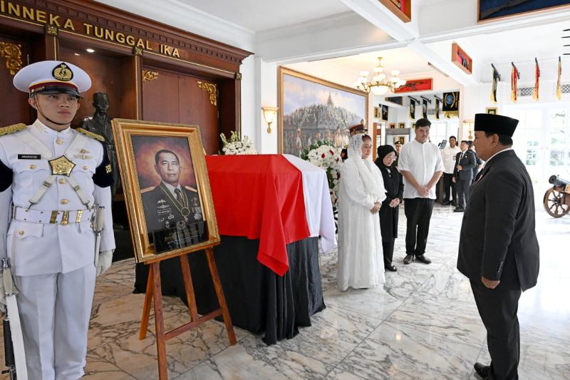 Presiden Prabowo Subianto memberikan penghormatan terakhir kepada almarhum Jenderal TNI (Purn) Ryamizard Ryacudu dalam upacara persemayaman dan pelepasan jenazah di Kantor Kementerian Pertahanan, Jakarta pada Senin (1/6/2026). Foto Antara Presiden Prabowo Subianto memberikan penghormatan terakhir kepada almarhum Jenderal TNI (Purn) Ryamizard Ryacudu dalam upacara persemayaman dan pelepasan jenazah di Kantor Kementerian Pertahanan, Jakarta pada Senin (1/6/2026). Foto Antara