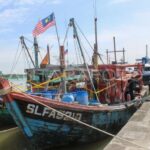 Sejumlah petugas melihat dua kapal asing berbendera Malaysia yang diamankan sebagai barang bukti di Pelabuhan Bandar Deli, Belawan, Kota Medan, Sumatera Utara, Kamis (29/5/2025). Foto Antara