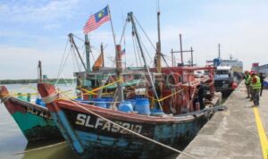 Sejumlah petugas melihat dua kapal asing berbendera Malaysia yang diamankan sebagai barang bukti di Pelabuhan Bandar Deli, Belawan, Kota Medan, Sumatera Utara, Kamis (29/5/2025). Foto Antara