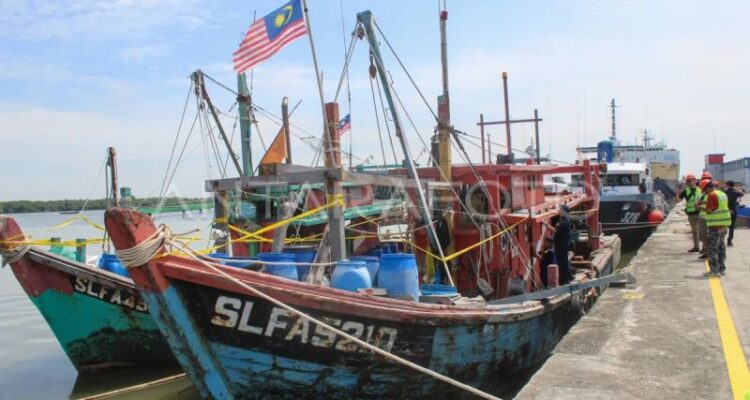 Sejumlah petugas melihat dua kapal asing berbendera Malaysia yang diamankan sebagai barang bukti di Pelabuhan Bandar Deli, Belawan, Kota Medan, Sumatera Utara, Kamis (29/5/2025). Foto Antara