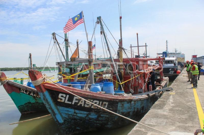 Sejumlah petugas melihat dua kapal asing berbendera Malaysia yang diamankan sebagai barang bukti di Pelabuhan Bandar Deli, Belawan, Kota Medan, Sumatera Utara, Kamis (29/5/2025). Foto Antara