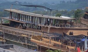 Pekerja menyelesaikan pembuatan kapal di industri galangan kapal, Batang, Jawa Tengah, Sabtu (2/5/2026). Foto Antara