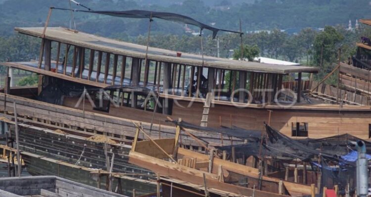 Pekerja menyelesaikan pembuatan kapal di industri galangan kapal, Batang, Jawa Tengah, Sabtu (2/5/2026). Foto Antara