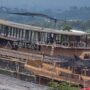 Pekerja menyelesaikan pembuatan kapal di industri galangan kapal, Batang, Jawa Tengah, Sabtu (2/5/2026). Foto Antara