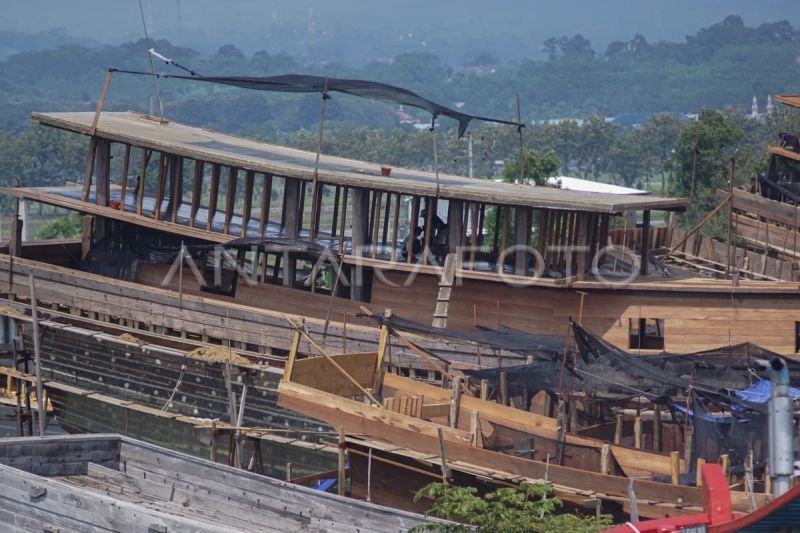 Pekerja menyelesaikan pembuatan kapal di industri galangan kapal, Batang, Jawa Tengah, Sabtu (2/5/2026). Foto Antara