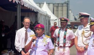 Duta Besar Inggris untuk Indonesia Dominic Jermey, Wakil Komandan Kodaeral III Brigjen TNI (Mar) Dian Suryansyah (baret ungu), Komandan HMS Tamar Commander Thomas Lindsey, dan Atase Pertahanan Kedubes Inggris Kapten Paul Matthews, dalam penyambutan kapal patroli Inggris, HMS Tamar, di Jakarta, Rabu (17/6/2026). Foto Antara Duta Besar Inggris untuk Indonesia Dominic Jermey, Wakil Komandan Kodaeral III Brigjen TNI (Mar) Dian Suryansyah (baret ungu), Komandan HMS Tamar Commander Thomas Lindsey, dan Atase Pertahanan Kedubes Inggris Kapten Paul Matthews, dalam penyambutan kapal patroli Inggris, HMS Tamar, di Jakarta, Rabu (17/6/2026). Foto Antara