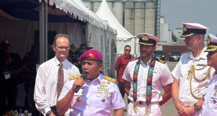 Duta Besar Inggris untuk Indonesia Dominic Jermey, Wakil Komandan Kodaeral III Brigjen TNI (Mar) Dian Suryansyah (baret ungu), Komandan HMS Tamar Commander Thomas Lindsey, dan Atase Pertahanan Kedubes Inggris Kapten Paul Matthews, dalam penyambutan kapal patroli Inggris, HMS Tamar, di Jakarta, Rabu (17/6/2026). Foto Antara