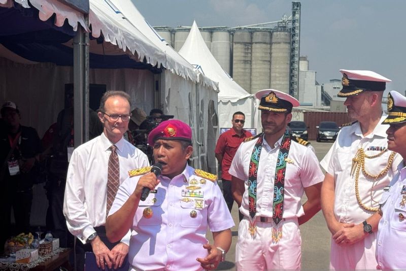 Duta Besar Inggris untuk Indonesia Dominic Jermey, Wakil Komandan Kodaeral III Brigjen TNI (Mar) Dian Suryansyah (baret ungu), Komandan HMS Tamar Commander Thomas Lindsey, dan Atase Pertahanan Kedubes Inggris Kapten Paul Matthews, dalam penyambutan kapal patroli Inggris, HMS Tamar, di Jakarta, Rabu (17/6/2026). Foto Antara