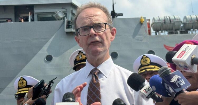 Duta Besar Inggris untuk Indonesia Dominic Jermey berbicara dengan media dalam wawancara singkat setelah penyambutan kapal patroli Angkatan Laut Inggris, HMS Tamar, di Jakarta, Rabu (17/6/2026). Foto Antara