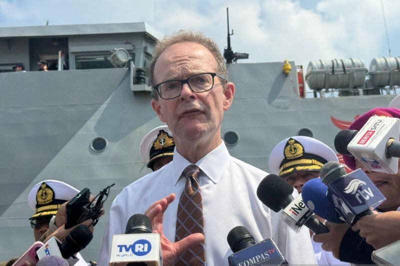 Duta Besar Inggris untuk Indonesia Dominic Jermey berbicara dengan media dalam wawancara singkat setelah penyambutan kapal patroli Angkatan Laut Inggris, HMS Tamar, di Jakarta, Rabu (17/6/2026). Foto Antara
