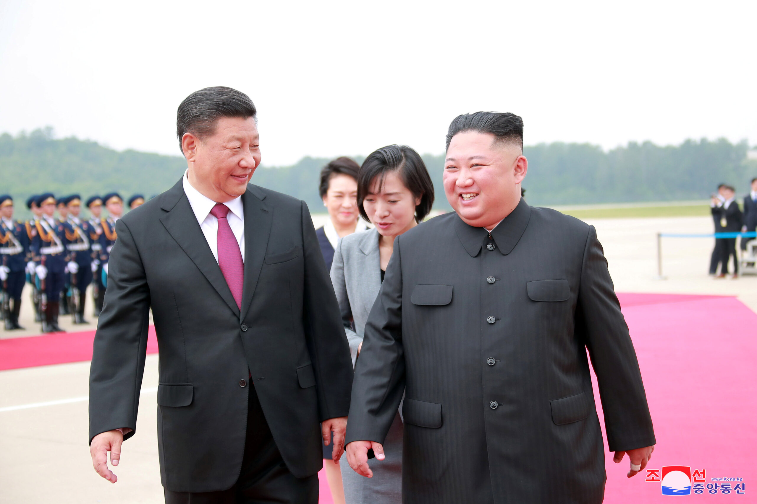 North Korean leader Kim Jong Un welcomes Chinese President Xi Jinping at the Pyongyang International Airport in Pyongyang