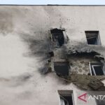 Ilustrasi bangunan tempat tinggal yang rusak akibat serangan drone Ukraina di Sapronovo, Wilayah Moskow, Rusia, Selasa (11/3/2025). Foto Antara