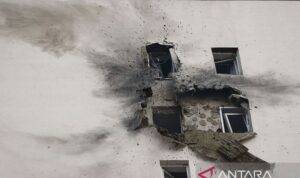 Ilustrasi bangunan tempat tinggal yang rusak akibat serangan drone Ukraina di Sapronovo, Wilayah Moskow, Rusia, Selasa (11/3/2025). Foto Antara