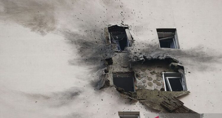 Ilustrasi bangunan tempat tinggal yang rusak akibat serangan drone Ukraina di Sapronovo, Wilayah Moskow, Rusia, Selasa (11/3/2025). Foto Antara