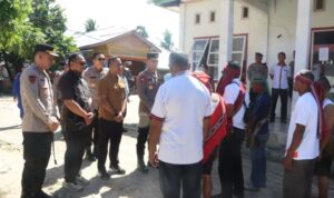 Kapolda Maluku saat bertemu masyarakat adat di Desa Lermatang, Kecamatan Tanimbar Selatan, Kabupaten Kepulauan Tanimbar, Maluku. Foto Antara Kapolda Maluku saat bertemu masyarakat adat di Desa Lermatang, Kecamatan Tanimbar Selatan, Kabupaten Kepulauan Tanimbar, Maluku. Foto Antara