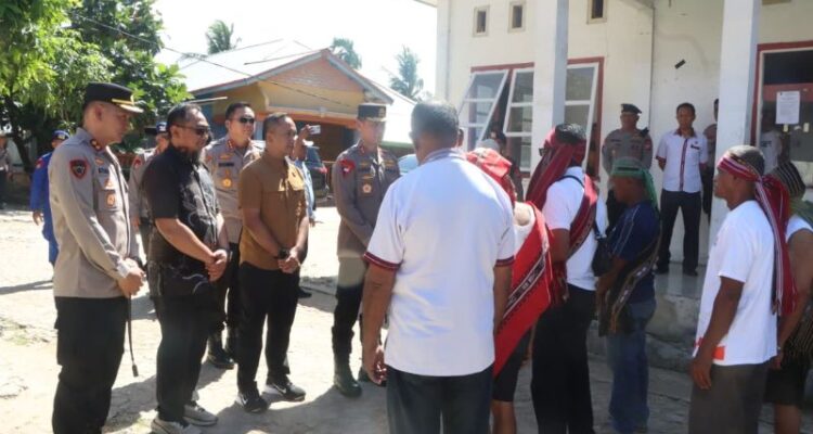 Kapolda Maluku saat bertemu masyarakat adat di Desa Lermatang, Kecamatan Tanimbar Selatan, Kabupaten Kepulauan Tanimbar, Maluku. Foto Antara