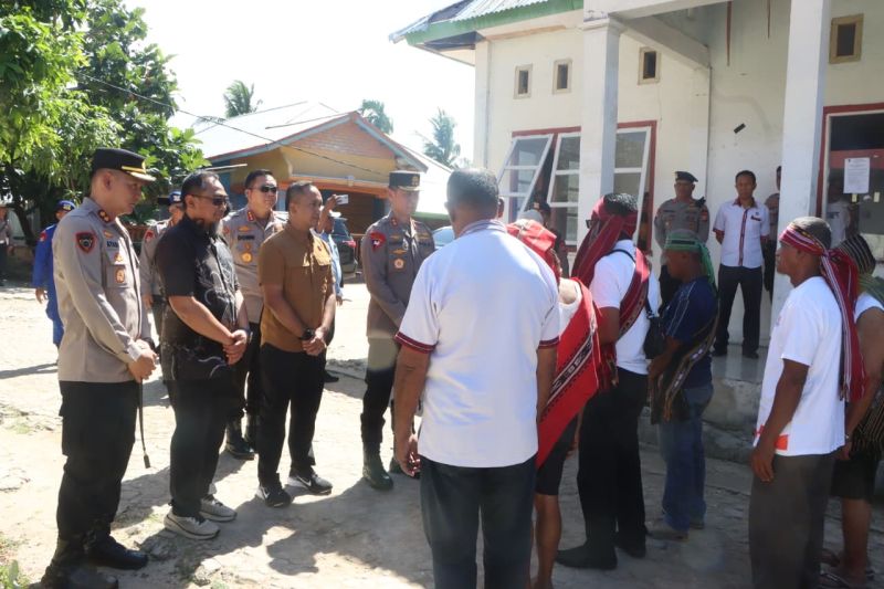 Kapolda Maluku saat bertemu masyarakat adat di Desa Lermatang, Kecamatan Tanimbar Selatan, Kabupaten Kepulauan Tanimbar, Maluku. Foto Antara Kapolda Maluku saat bertemu masyarakat adat di Desa Lermatang, Kecamatan Tanimbar Selatan, Kabupaten Kepulauan Tanimbar, Maluku. Foto Antara