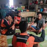 Amrul (30) foto bareng tim SAR ditemukan selamat setelah dua hari hilang kontak saat melaut di sekitar Perairan Desa Ujir, Kabupaten Kepulauan Aru. Foto Antara
