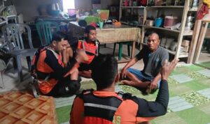 Amrul (30) foto bareng tim SAR ditemukan selamat setelah dua hari hilang kontak saat melaut di sekitar Perairan Desa Ujir, Kabupaten Kepulauan Aru. Foto Antara