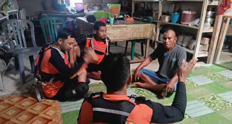 Amrul (30) foto bareng tim SAR ditemukan selamat setelah dua hari hilang kontak saat melaut di sekitar Perairan Desa Ujir, Kabupaten Kepulauan Aru. Foto Antara