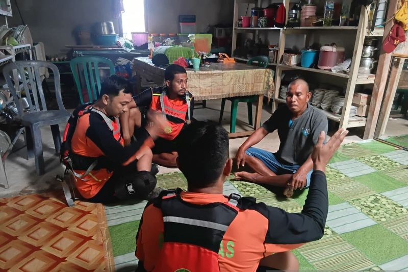 Amrul (30) foto bareng tim SAR ditemukan selamat setelah dua hari hilang kontak saat melaut di sekitar Perairan Desa Ujir, Kabupaten Kepulauan Aru. Foto Antara