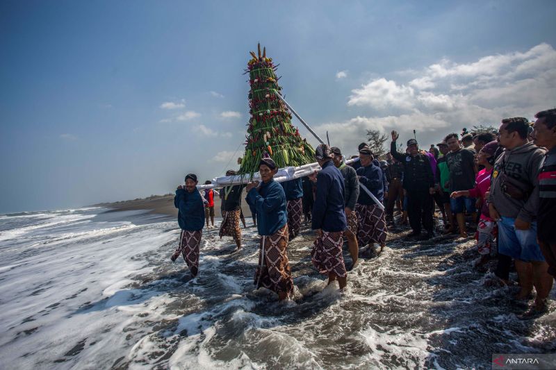 Abdi dalem membawa gunungan hasil bumi menuju pantai saat prosesi labuhan di Pantai Glagah, Kulon Progo, Yogyakarta, Rabu (17/7/2024). Tradisi yang digelar oleh Kadipaten Pakualaman yang rutin dilaksanakan pada bulan Muharram atau Suro tersebut melabuh (melarung) sejumlah sesaji dan barang milik KGPAA Paku Alam X sebagai bentuk rasa syukur keluarga besar Puro Pakualaman kepada Tuhan Yang Maha Esa. Foto Antara Abdi dalem membawa gunungan hasil bumi menuju pantai saat prosesi labuhan di Pantai Glagah, Kulon Progo, Yogyakarta, Rabu (17/7/2024). Tradisi yang digelar oleh Kadipaten Pakualaman yang rutin dilaksanakan pada bulan Muharram atau Suro tersebut melabuh (melarung) sejumlah sesaji dan barang milik KGPAA Paku Alam X sebagai bentuk rasa syukur keluarga besar Puro Pakualaman kepada Tuhan Yang Maha Esa. Foto Antara