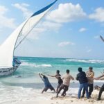 Aparat kepolisian dan warga menambatkan yacht tanpa pemilik yang terdampar di perairan Rote Ndao. Foto Antara