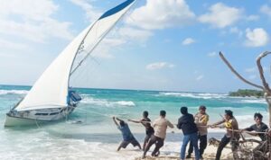 Aparat kepolisian dan warga menambatkan yacht tanpa pemilik yang terdampar di perairan Rote Ndao. Foto Antara Aparat kepolisian dan warga menambatkan yacht tanpa pemilik yang terdampar di perairan Rote Ndao. Foto Antara