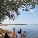 Pengunjung orangtua dan anak bersantai di kawasan wisata Senggarang, Kota Tanjungpinang, Kepri, Sabtu (27/6/2026). Foto Antara