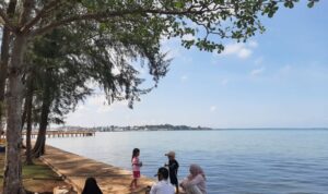 Pengunjung orangtua dan anak bersantai di kawasan wisata Senggarang, Kota Tanjungpinang, Kepri, Sabtu (27/6/2026). Foto Antara