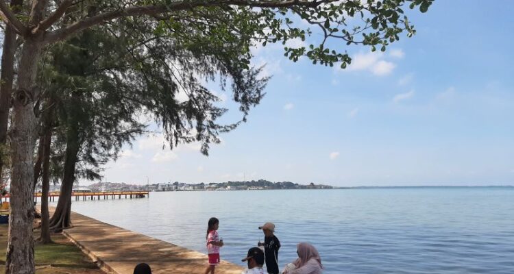 Pengunjung orangtua dan anak bersantai di kawasan wisata Senggarang, Kota Tanjungpinang, Kepri, Sabtu (27/6/2026). Foto Antara
