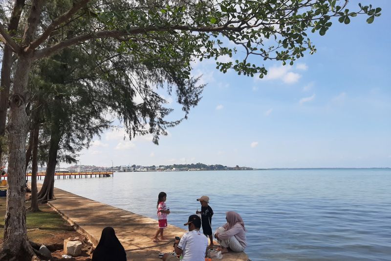 Pengunjung orangtua dan anak bersantai di kawasan wisata Senggarang, Kota Tanjungpinang, Kepri, Sabtu (27/6/2026). Foto Antara