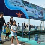 Wisatawan kembali dari Kepulauan Seribu, tiba di dermaga TUKS Baywalk, Jakarta. Foto Antara